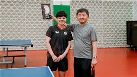 陳時中與鄭怡靜切磋桌球（圖／翻攝自陳時中臉書）