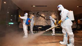 圖為貴陽南明區內酒店6日消毒作業。（圖／中新社）

