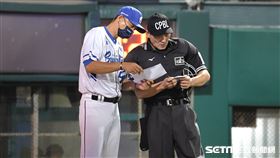 ▲富邦悍將總教練丘昌榮和主審更換守備名單。（圖／記者劉彥池攝影）