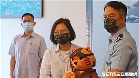 蔡英文總統今（6）日視導空軍第五戰術混合聯隊，部隊贈飛虎娃娃。（圖／記者盧素梅攝影)