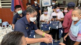 歡慶中秋佳節！ 花蓮豐川警暖送月餅及愛心物資，圖翻攝畫面