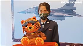 王姓女軍官與飛虎娃娃。（圖／記者盧素梅攝影)
