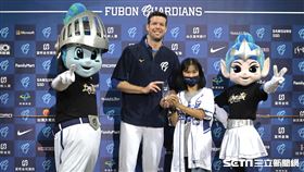 羅力賽後MVP頒獎嘉賓竟抽中鐵粉黑哥老婆。（圖／記者劉彥池攝影）