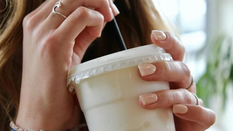 女子飲食不定、常喝奶茶導致腹痛！