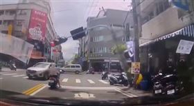 彰化新手媽媽，颱風，電線桿，強風吹倒，砸中女騎士，下半身癱瘓，彰基(圖／翻攝畫面)