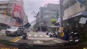 彰化新手媽媽，颱風，電線桿，強風吹倒，砸中女騎士，下半身癱瘓，彰基(圖／翻攝畫面)