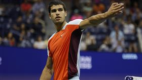 ▲艾卡拉茲（Carlos Alcaraz）自山普拉斯（Pete Sampras）後，首位連續2年闖進美網男單8強最年輕的選手。（圖／路透社／達志影像）