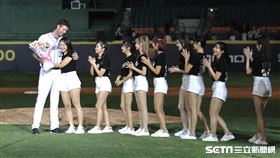 ▲羅力引退儀式，Fubon Angels上場獻花。（圖／記者劉彥池攝影）