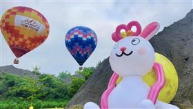 田寮月世界熱氣球繫留活動  中秋連假再加碼高雄市政府觀光局在田寮月世界舉辦熱氣球繫留體驗活動，8月初開放線上售票即被搶購一空，觀光局6日再宣布，中秋連假3天每天加碼1顆繫留熱氣球供民眾搭乘，即日起開放線上售票。（高雄市觀光局提供）中央社記者蔡孟妤傳真  111年9月6日