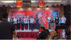 身兼民進黨主席的總統蔡英文今（6）日下午出席花蓮縣授旗誓師大會，授旗給民進黨花蓮縣長候選人kolas Yotaka。
