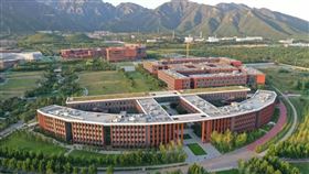北京化工大學（圖）昌平校區報告新增1名COVID-19本土感染者和5名核酸初篩陽性人員，校園已暫停一切聚集活動。（圖／翻攝自北京化工大學微博weibo.com）