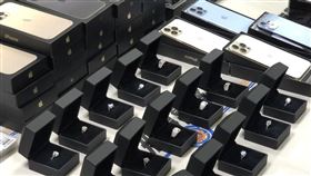 直播主連千毅涉及NFT詐騙，刑事局查扣大批鑽石手錶。（圖／記者李依璇攝影）