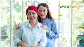 針對乳癌不同亞型、不同分期，整體治療選擇與方式也有所差異，巫承哲醫師說明，第1期～第3期仍屬早期乳癌，其治療目標在於「根除」腫瘤，以避免未來復發，將以手術治療、放射治療、化學治療或荷爾蒙治療為主。