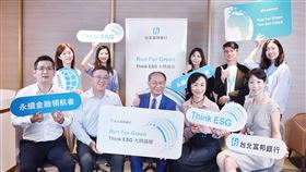 為協助企業加速永續轉型，台北富邦銀行舉辦「Think ESG大師論壇」，邀請KPMG安侯永續發展顧問董事總經理暨亞太區ESG負責人黃正忠博士（前排中）分享「氣候緊急下的低碳挑戰-從策略到落地」。（圖／台北富邦銀行提供）