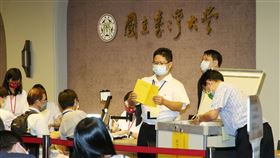 台大校長遴選校務會議推薦投票開票中台灣大學校務會議6日針對9名校長遴選候選人進行「推薦投票」，候選人需獲1/3票數以上支持，才能進入下一階段；投票結束後，晚間接著展開一連串開票、計票作業。中央社記者郭日曉攝  111年9月6日
