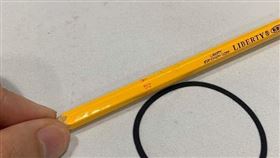 有爸爸跟女兒借鉛筆，卻發現上面刻有4字。（圖／翻攝自爆廢公社二館）