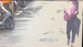 他雨中抱2大袋…「丟棄殘肢」畫面曝
