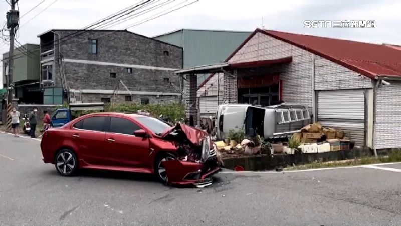 路口未減速相撞　廂型車撞進民宅空地