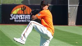 台灣投手黃暐傑招牌姿勢高抬腿效力美國職棒舊金山巨人隊的台灣投手黃暐傑擁有上竄尾勁的快速直球，搭配曲球、滑球、變速球等武器，投球時高抬腿是他的招牌動作。中央社記者林宏翰亞利桑那攝  111年3月31日