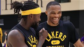 ▲威斯布魯克（Russell Westbrook）和新隊友貝佛利（Patrick Beverley）似乎相處得不錯。（圖／翻攝自湖人推特）