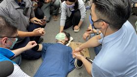 蔣萬安市場拜票。（記者鄭佩玟攝影）