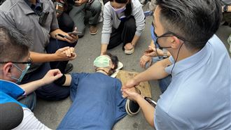 新／阿嬤被撞倒！蔣萬安市場拜票插曲