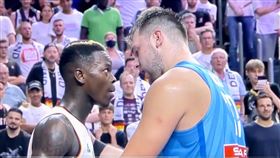 ▲東契奇（Luka Doncic）含情脈脈看著施洛德。（圖／翻攝自New York Basketball推特）