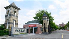 高苑科大與董事會互控高苑科技大學18日透過新聞稿，指控董事會施壓全校停招，希望總統蔡英文、教育部長潘文忠幫忙維護教職員及學生受教權與工作權。董事會則回應表示，任職以來盼藉學校安排，與全校教職員一起討論未來，卻遭校方百般刁難拒絕。（高苑科技大學提供）中央社記者蔡孟妤傳真  111年5月18日