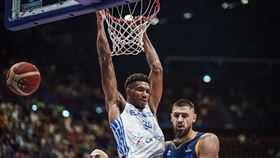 ▲安戴托昆波（Giannis Antetokounmpo）隔扣對手。（圖／翻攝自FIBA官網）