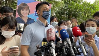 蔣萬安秒關心倒地嬤？還原過程先拜票