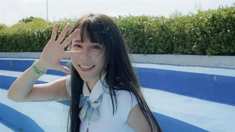 超正學姊辣穿制服裙　性感曲線被看光