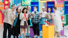 胡瓜代替兒子胡釋安受懲罰滿臉刮鬍泡。（圖／衛視中文台提供）