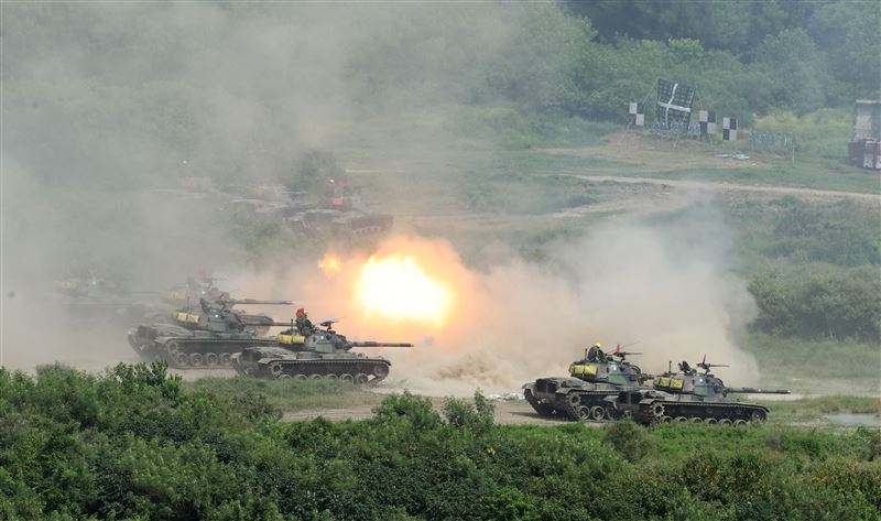 裝甲564旅三軍聯合作戰日攻測考，CM11戰車實施火砲射擊。（記者邱榮吉/攝影）