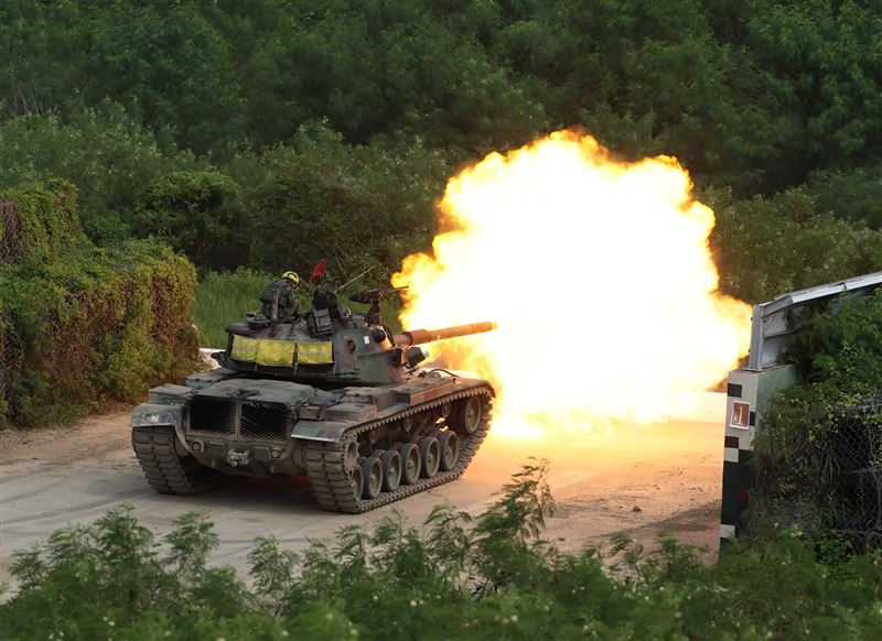 裝甲564旅三軍聯合作戰日攻測考，CM11戰車實施火砲射擊。（記者邱榮吉/攝影）
