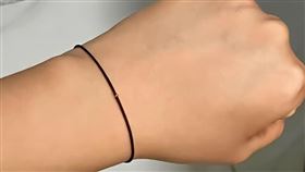 她放閃男友送金手鍊！網笑：放大鏡呢