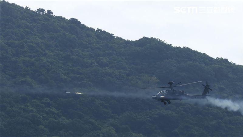 裝甲564旅三軍聯合作戰日攻測考，AH64E阿帕契直升機實施機砲、2.75吋火箭彈。（記者邱榮吉/攝影）