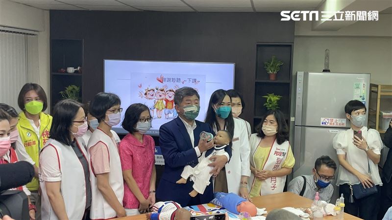 自豪幫孫子換尿布　阿中讓年輕人敢生