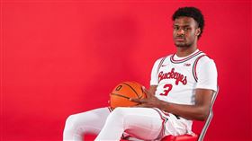 ▲布朗尼（Bronny James）貼出一系列身穿俄亥俄州大校隊Buckeyes籃球衣。（圖／翻攝自布朗尼IG）