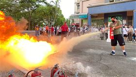 高市為大學新鮮人舉辦消防職人體驗（1）高雄市消防局日前在樹德科技大學為大學新鮮人量身打造「消防職人體驗活動」，指導防火防災知識、滅火器、室內消防栓操作及使用時機等，盼讓參與學生對消防工作有更深刻認識。（高雄市消防局提供）中央社記者洪學廣傳真  111年9月7日