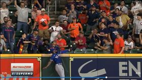 ▲小粉絲搶接「阿土伯」奧圖維（Jose Altuve）的全壘打。（圖／翻攝自MLB官網）