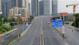 中共20大前疫情難控，成都2日實施全體居民原則居家，街頭空蕩。（圖／中新社）
