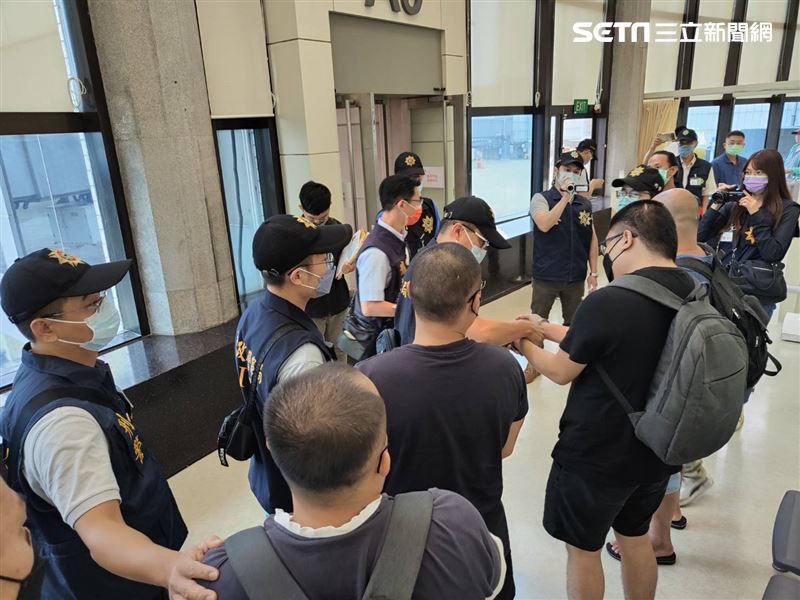 台越警方聯手在越南邊境查獲11名台灣偷渡客,經查都是台灣司法機關通緝犯嫌,7日將分兩批搭機押解返台(圖/記者李依璇翻攝)