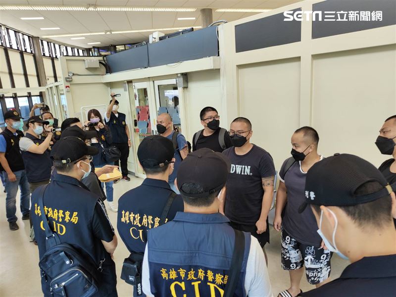 台越警方聯手在越南邊境查獲11名台灣偷渡客，經查都是台灣司法機關通緝犯嫌，7日將分兩批搭機押解返台（圖／記者李依璇翻攝）