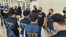 台越警方聯手在越南邊境查獲11名台灣偷渡客，經查都是台灣司法機關通緝犯嫌，7日將分兩批搭機押解返台（圖／記者李依璇翻攝）