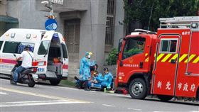 新北市今（7）日下午2點左右發生蜂螫意外，廠商除蜂昏迷。（圖／翻攝畫面）