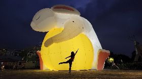 宜蘭冬山大型裝置藝術「玉兔抱月」點燈