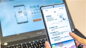 國泰世華銀行和國泰人壽「利即保」創新服務首度發表，圖左至右為國泰人壽總經理劉上旗、國泰金控資深副總孫至德及國泰世華銀行總經理李偉正。（圖／國泰金控提供）