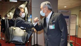 外交部政務次長田中光與團長莫菲副主席擊肘致意。（圖／外交部提供）