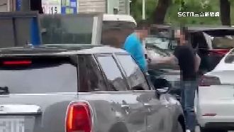 情侶吵架車擋路中　車主失控持刀叫囂