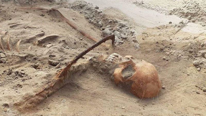 女吸血鬼遺骸出土　鐮刀抵脖子防復活